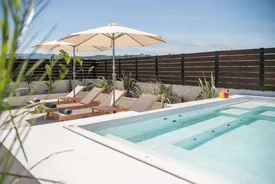 Image de Sol Luxury Apartment: 3bd With a Rooftop Mini-Pool, 150m from the Beach