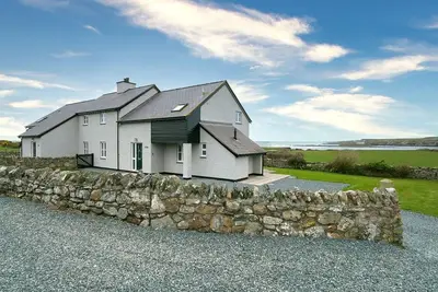Image de Penrhyn Isa Un -  an on the beach that sleeps 6 guests  in 3 bedrooms