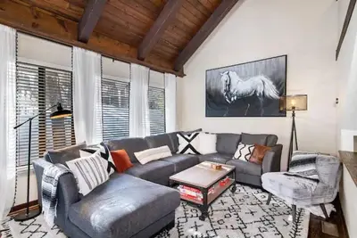 3br/2ba Ski & Hiking Townhome Near Heavenly!