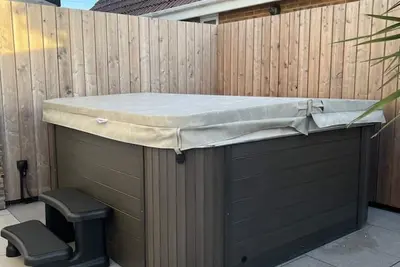 Image de Coastal Courtyard with hot tub, Greatstone