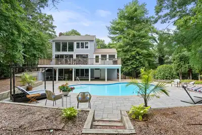 Image de Poolside Perch - Fabulous New Seabury Home with a Heated Swimming Pool