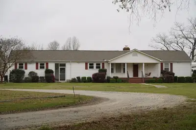 Quiet farmhouse nestled near Presbyterian College and Clinton, Sc w/pool table.