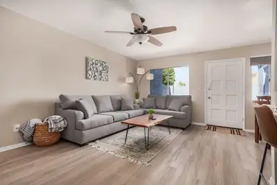 Image de Pet Friendly Townhome with New Furnishings and Private enclosed Patio.