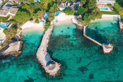 Image de 5 bdr Luxury Private Beachfront Villa Pool Staff Watersports