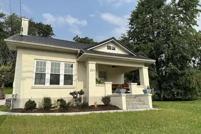 New Downtown Irvine 3/2 home w/king bed. Near Red River Gorge, Berea, Lex.