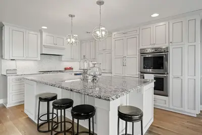 Image de Cozy lake house on Lake Minnetonka! Entertainment areas w/boat slip.