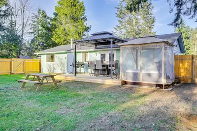 Charming Arlington Home w/ Hot Tub & Fenced Yard!