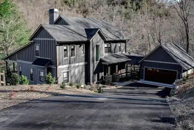 Image de Located on Bear Lake in Tuckasegee, Nc. A scenic getaway for your family event!