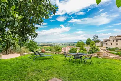 Joli appartement pour 3 personnes avec Wifi, Tv, patio, animaux admis, vue panoramique et parking
