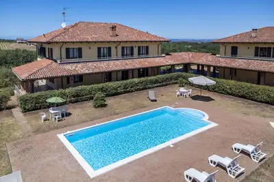 Image de Agréable appartement pour 12 personnes avec piscine, Wifi, Tv, balcon, animaux admis et parking