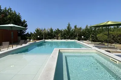 Image de Maison de vacances privée avec bain à remous, climatisation, Wifi, piscine privée, Tv, patio