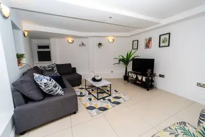 Image de Spacious Flat with Patio & Parking in city centre