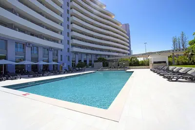 Image de Bel appartement avec climatisation, Wifi, bain à remous, piscine, Tv et terrasse
