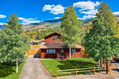 Image de Modern House with Hot Tub, Bar, Mountain View’s