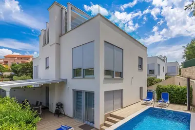 Image de Belle maison de vacances avec piscine privée, climatisation, Wifi, bain à remous, Tv et terrasse