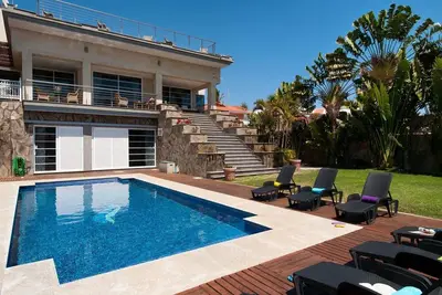 Confortable appartement dans une maison de vacances avec piscine privée, Wifi, Tv, patio et parking
