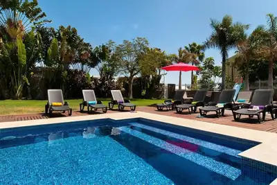 Bel appartement dans une maison de vacances avec piscine privée, Wifi, Tv, patio et parking