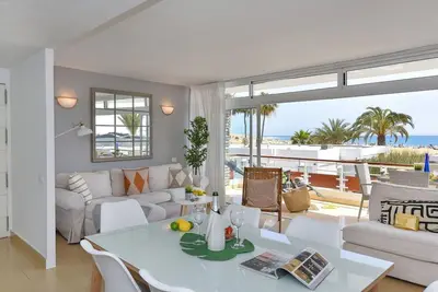 Bel appartement pour 6 personnes avec climatisation, Wifi, Tv, balcon et parking