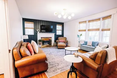 Image de Beautiful Spacious 4 Br Retreat in Uptown with Fire Pit & Porch