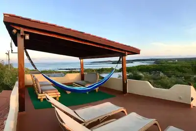 Image de Galapagos Shangri-La pool footsteps to the beach