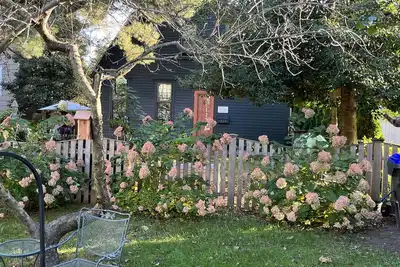 Image de Historic Cottage in Fox Point with Terrace and Gardens. Walk to Brown/Risd