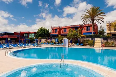 Confortable appartement pour 4 personnes avec piscine, climatisation, Wifi, Tv, terrasse et parking