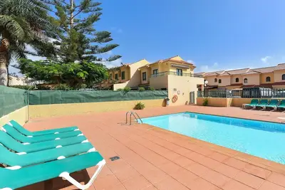 Bel appartement pour 4 personnes avec Wifi, piscine, Tv, terrasse, animaux admis et parking