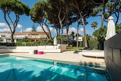 Image de Magnifique maison de vacances pour 10 personnes avec piscine privée, climatisation, Wifi et patio