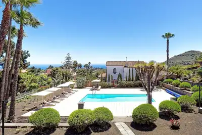 Image de Maison de vacances privée avec climatisation, piscine privée, Wifi, Tv, patio, animaux admis