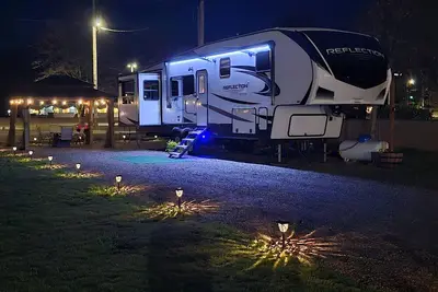 Image de Luxurious 37' 5th Wheel. Enjoy all the fun of Glamping