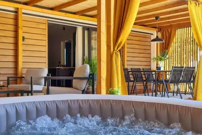 Image de Maison de vacances privée avec bain à remous, Wifi, piscine, climatisation, Tv, terrasse