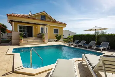 Image de Maison de vacances privée avec Wifi, bain à remous, climatisation, piscine privée, Tv, terrasse