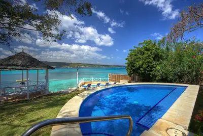 Image de Charming Waterfront Cottage 4 bdrm Pool Staff Beach Access