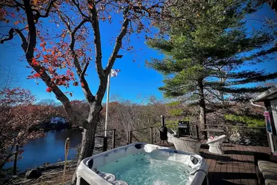 Image de Waterfront Lakehouse in Clinton, Ct with Hot Tub!