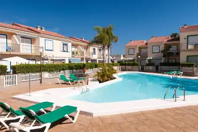 Confortable appartement avec Wifi, piscine, climatisation, Tv, terrasse, animaux admis et parking