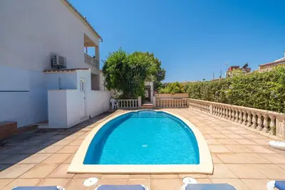 Image de Belle maison de vacances privée pour 4 personnes avec piscine privée, patio et vue panoramique
