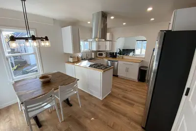 Image de Cute centrally located home!