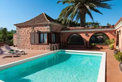 Image de Merveilleuse maison de vacances privée pour 10 personnes avec piscine privée et Tv