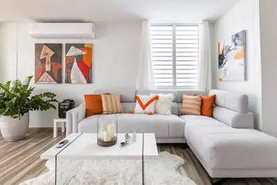 Image de Contemporary Family-Sized Retreat: Minutes from Airport & Beaches