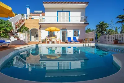 Image de Magnifique maison de vacances privée avec Wifi, piscine privée, climatisation, Tv et patio