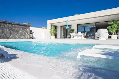 Image de Maison de vacances privée avec piscine privée, Wifi, climatisation, Tv, patio, animaux admis