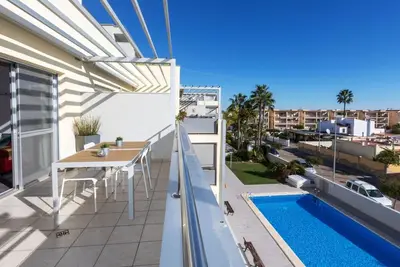 Bel appartement avec piscine, climatisation, Wifi, terrasse, animaux admis et parking