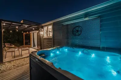Image de Peaceful City Cottage & Hot Tub