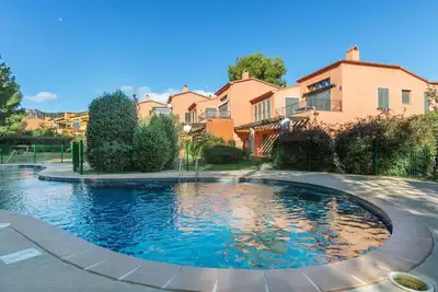 Joli appartement avec piscine, climatisation, Tv, terrasse, vue panoramique et parking