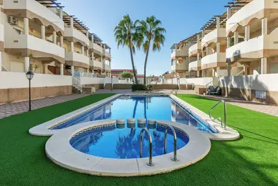 Joli appartement pour 4 personnes avec piscine, climatisation, Tv, patio, animaux admis et parking
