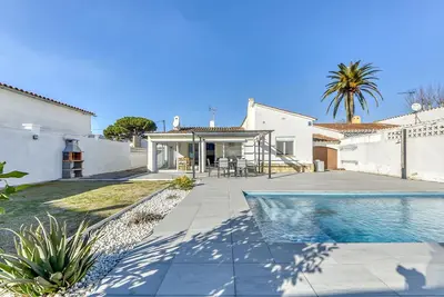 Image de Belle maison de vacances privée avec Wifi, piscine privée, climatisation, Tv et patio