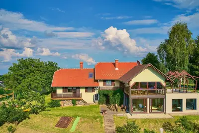 Appartement dans une maison de vacances avec Wifi, climatisation, bain à remous, Tv, patio, parking