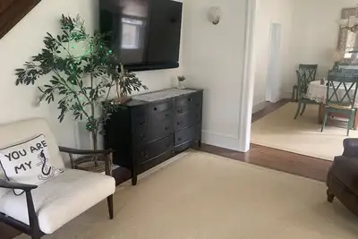 Image de Location Location! Walk to it All! \n4 br / 2. 5 bath immaculately kept cottage!