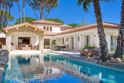 Image de Maison de vacances privée avec bain à remous, piscine privée, climatisation, Wifi, Tv, terrasse
