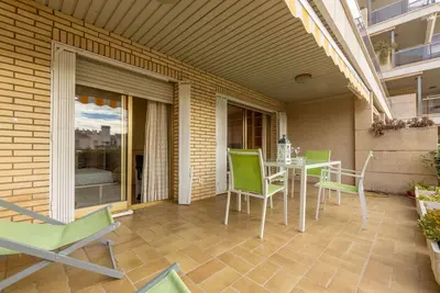 Confortable appartement pour 8 personnes avec piscine, Wifi, terrasse et parking